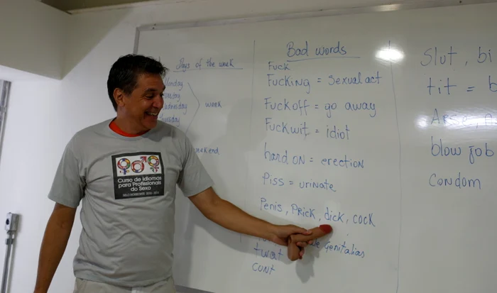 Pentru a învăţa mai uşor, femeilor le sunt arătate cuvintele de pe tablă, cu un vibrator