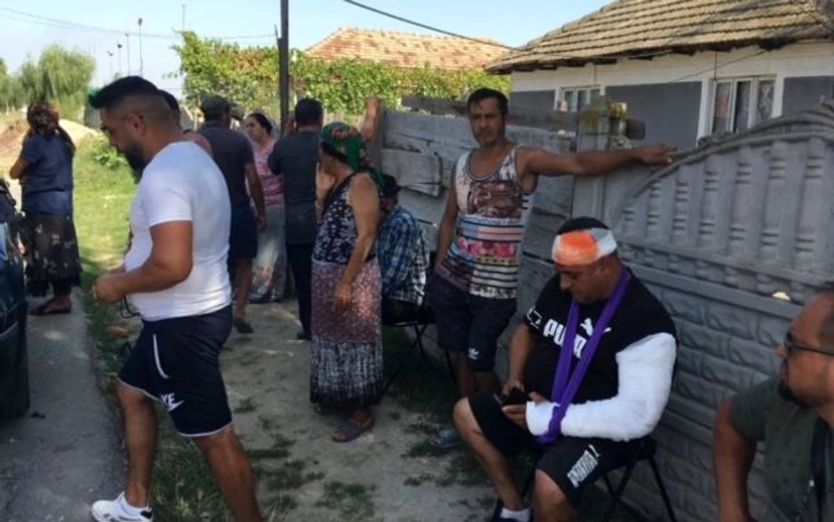 Locul unde a avut loc bătaia. Romii atacaţi sunt păziţi acum de poliţişti