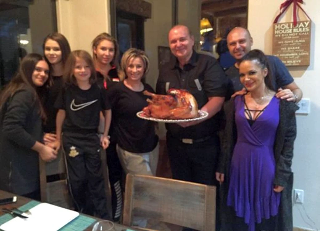 Vedetele au petrecut Ziua Recunoştineţei la restaurant unde au comandat curcan