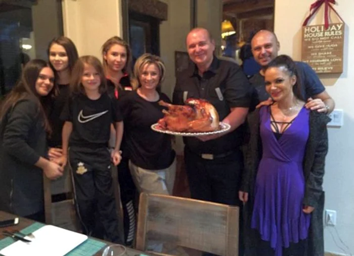 Vedetele au petrecut Ziua Recunoştineţei la restaurant unde au comandat curcan