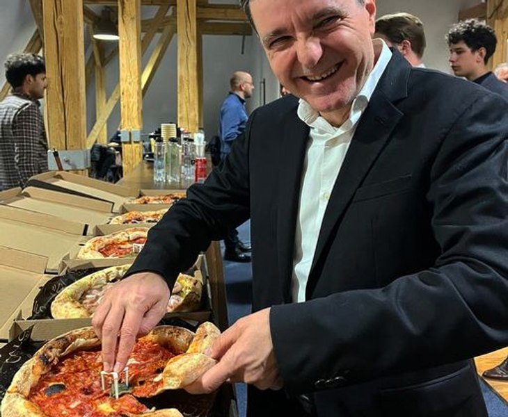 EXIT POLL Rezultate referendum București: Peste 64%, respectiv 67% dintre votanți au spus DA întrebărilor lui Nicușor Dan. Edilul, cu o pizza în față: „Mulțumesc pentru vot!”