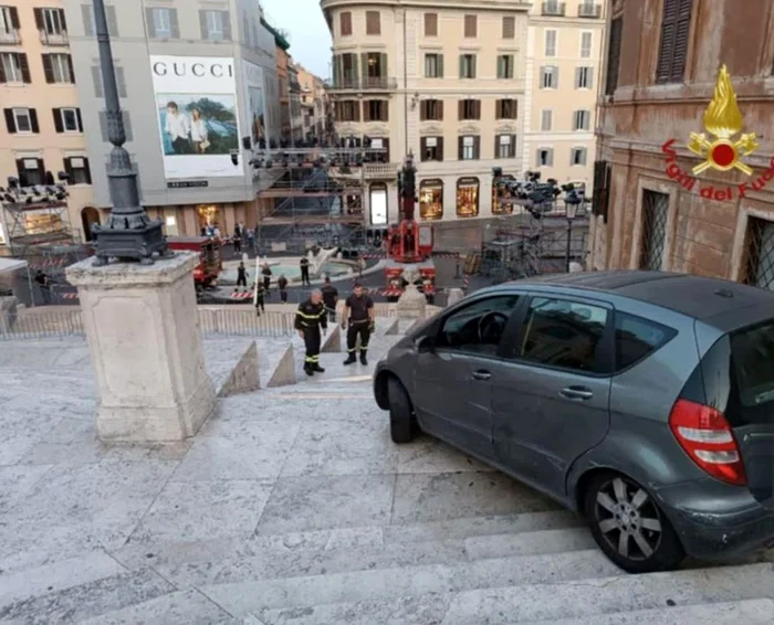 Mașina a rămas blocată pe treptele vechi de aproape 300 de ani (Foto: Vigili del Fuoco)