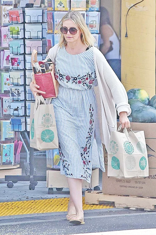 Nemachiată, încărcată  de plase şi sacoşe,  Cameron Diaz, 46 de ani,  nu se mai fereşte  de paparazzi  de când s-a retras  din carieră