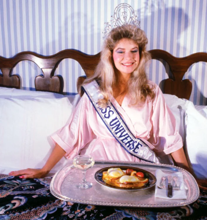 Lorrane Downes ia micul dejun în dimineaţa de după încoronarea ei  ca Miss Universe 