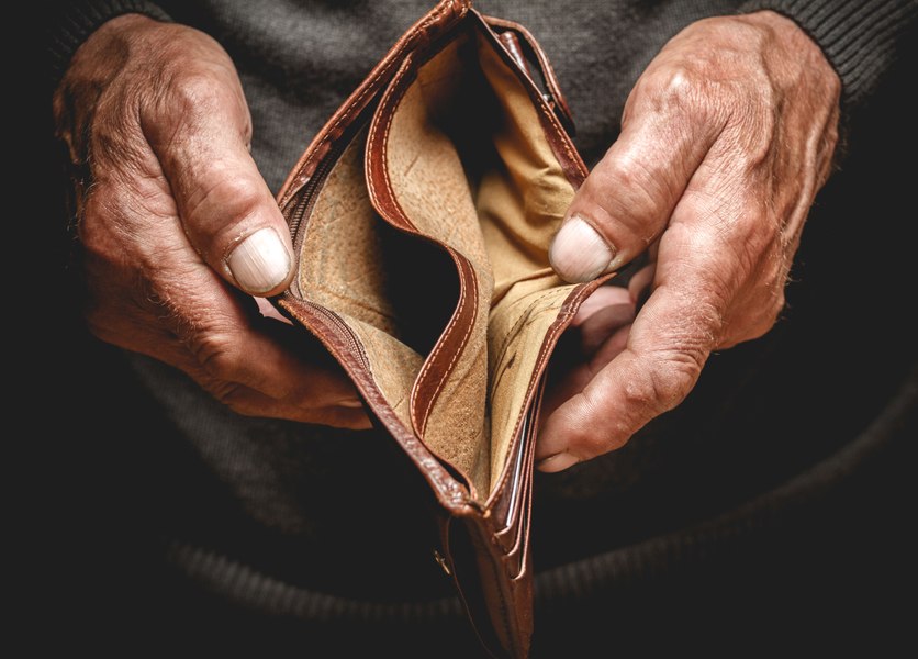 Cât pierd pensionarii din venituri după 1 august. Noile taxe care le subțiază încasările lunare