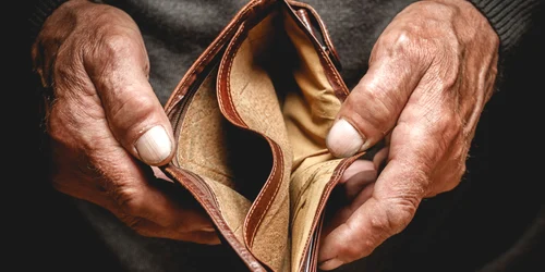 Pensionar batran bani portofel pensie FOTO Shutterstock jpg