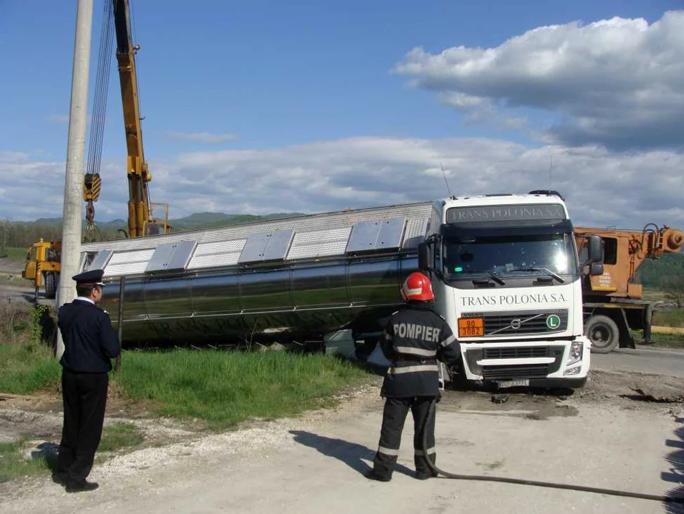 Cisterna cu aditivi pentru motorina care s-a rasturnat la Călimăneşti