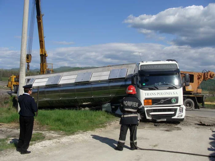 Cisterna cu aditivi pentru motorina care s-a rasturnat la Călimăneşti