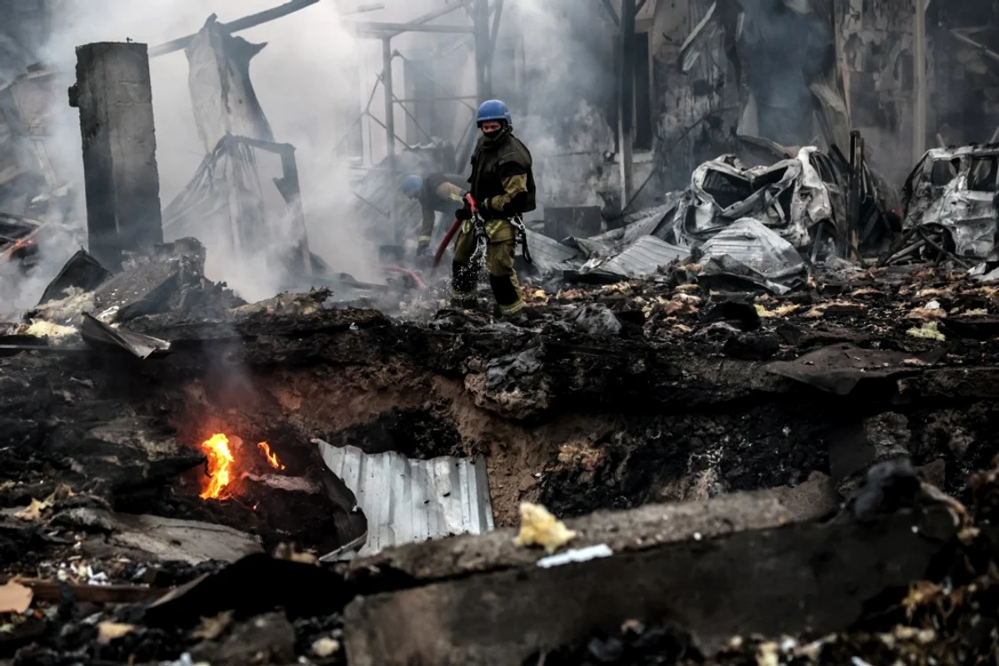 Distrugeri provocate de un atac cu rachete la Kiev/ FOTO:EPA/EFE