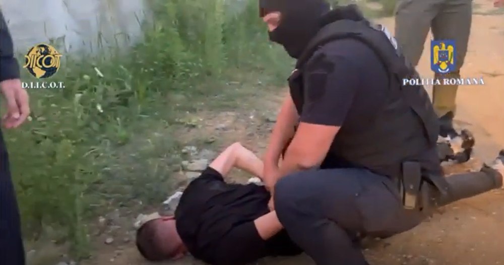 Doi traficanți de droguri, prinşi în flagrant în timpul unei livrări. Ce au găsit polițiștii în locuințele lor din Argeș VIDEO