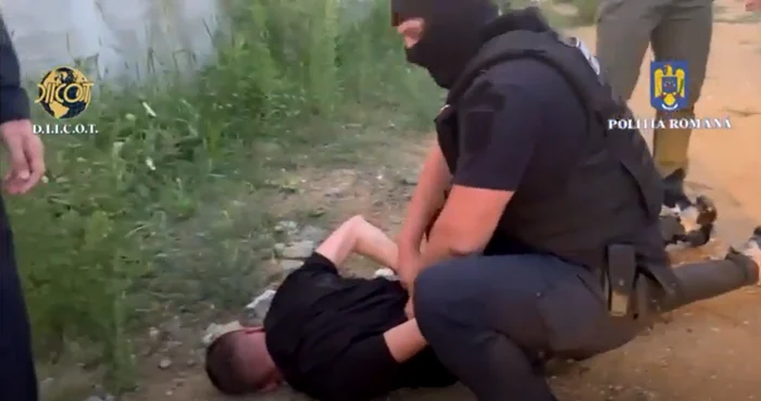Cei doi au fost prinși în flagrant. FOTO captură video Poliția Română