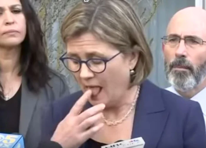 Sara Cody încălcând sfaturile anti-coronavirus date cu prilejul unei informări publice Captură YouTube