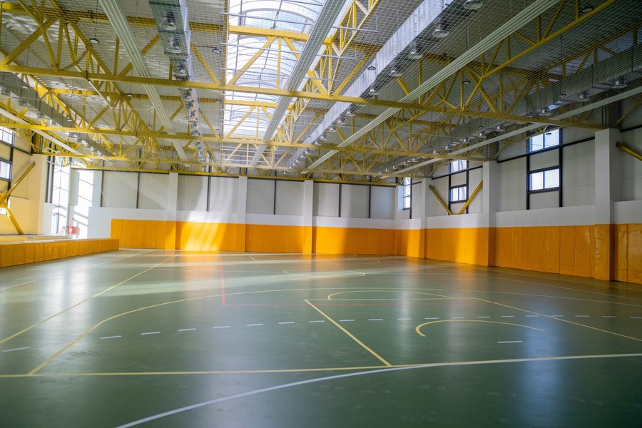 Sală de sport nouă într-o școală gimnazială. Va avea tribune cu 180 de scaune, tabelă de marcaj și dotări pentru competiții