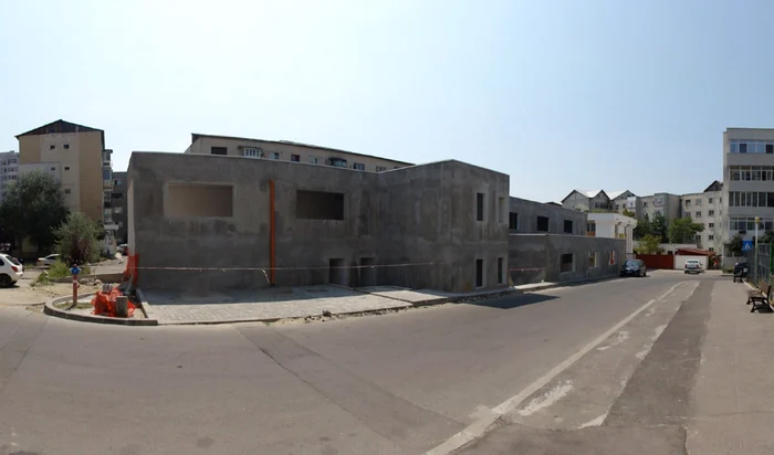 Imagine cu scheletul parcării etajate din faţa Liceului ”N. Titulescu” din Slatina (FOTO: Mugurel Manea)