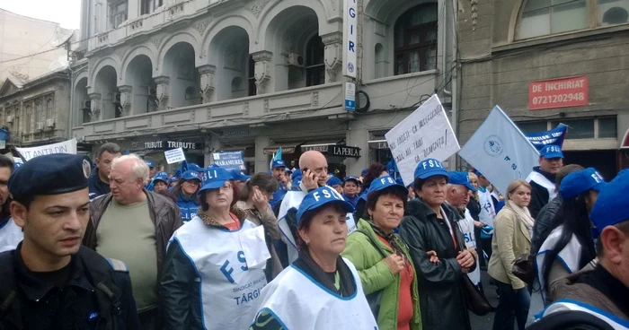 Protest la Ministerul Educaţiei. Zeci de părinţi protestează împotriva comasării şcolilor