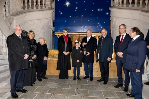 Albert și Charlene primind lumina păcii