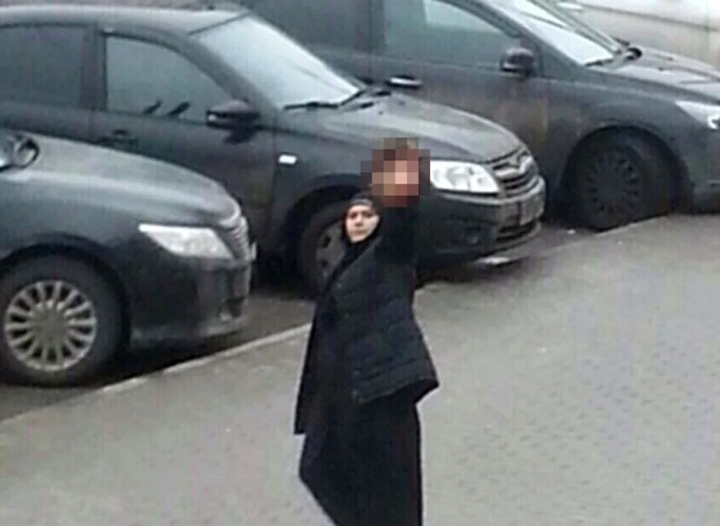 
    Femeia, îmbrăcată în burka, umbla cu capul retezat al copilului pe stradăFoto Daily Mail  