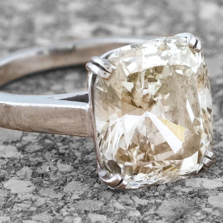 
    Pentru a obține această brățara cu 32 de diamante, cumpărătorul trebuie să liciteze minm 25.000 de euro  