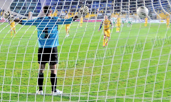 
    Dănălache a stat cu spatele în  timpul executării penalty-ului.  După ce a fost avertizat, lovi- tura s-a repetat, dar portarul a  stat pe loc, în semn de protest (fotografii: Răzvan Păsărică)  