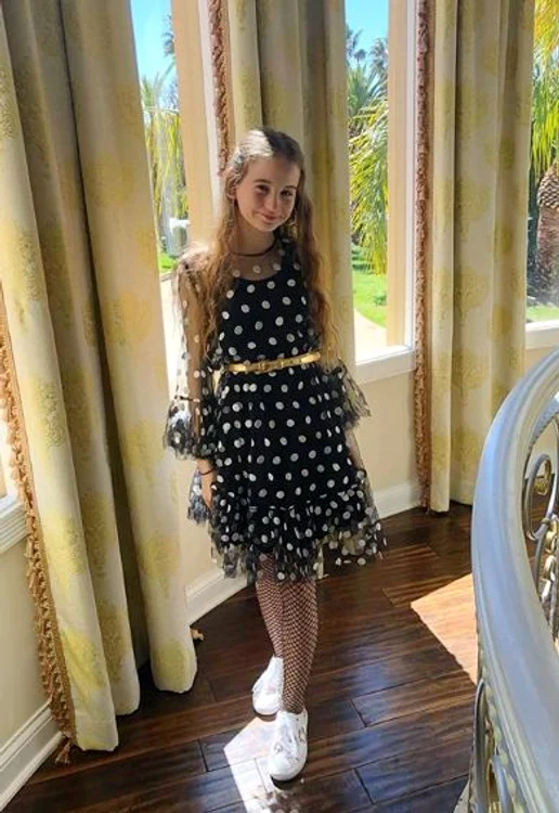 Irina Columbeanu și-a accesorizat ținuta cu un dres plasă, semn că începe să urmeze tendințele în modă 