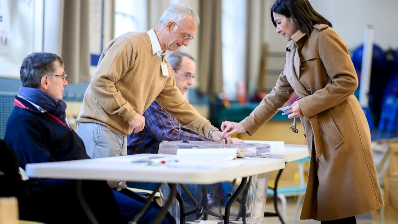45 de milioane de francezi sunt chemaţi la urne şi au de votat aproximativ 1.700 de consilieri regionali şi 4000 de consilieri departamentali