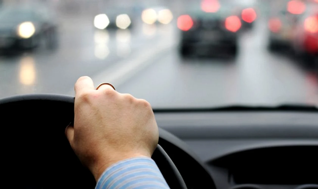 
    Adolescenta s-a arubncat din mașina condusă de prietenul său Sursă foto: Shutterstock  