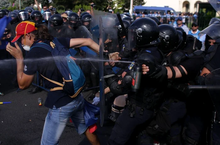 Protestatarii violenţi au primit gaze lacrimogene în figură