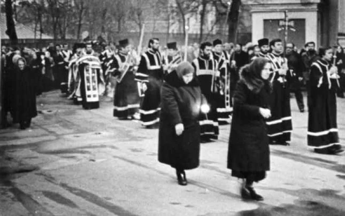 În timpul drumului crucii, anii 70 FOTO pravoslavie.ru