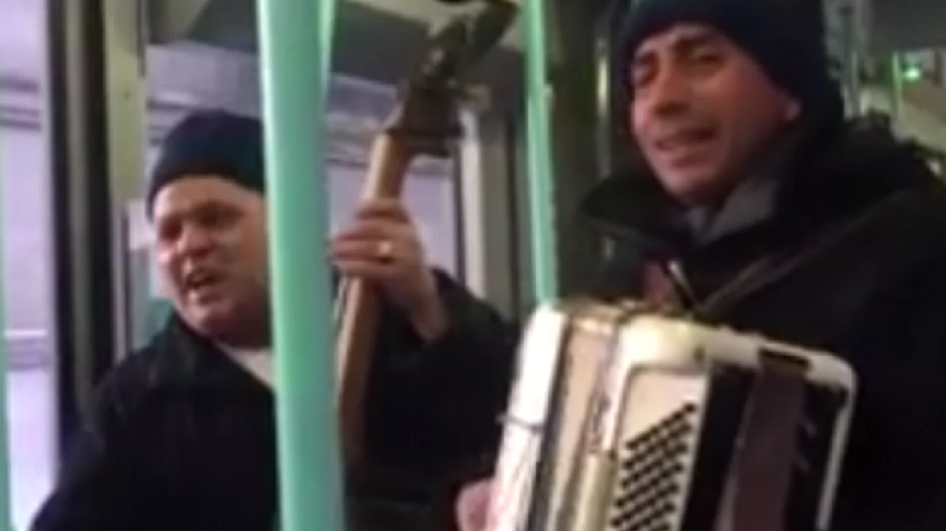 Doi lăutari au făcut senzaţie în tramvaiul din Geneva