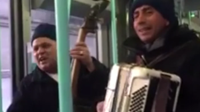 
    Doi lăutari au făcut senzaţie în tramvaiul din Geneva  