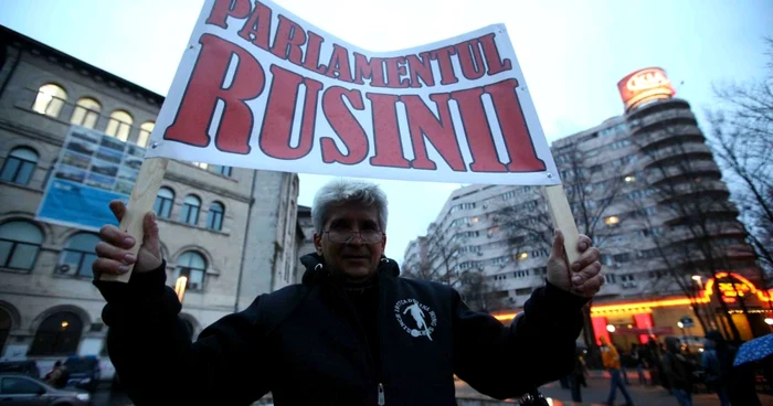 Protestatar în Piaţa Universităţii FOTO David Muntean