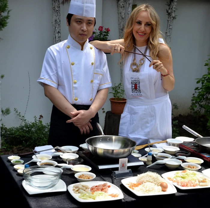 Florentina Opriş a fost ajutată şi îndrumată de bucătarul Huang Yiyi