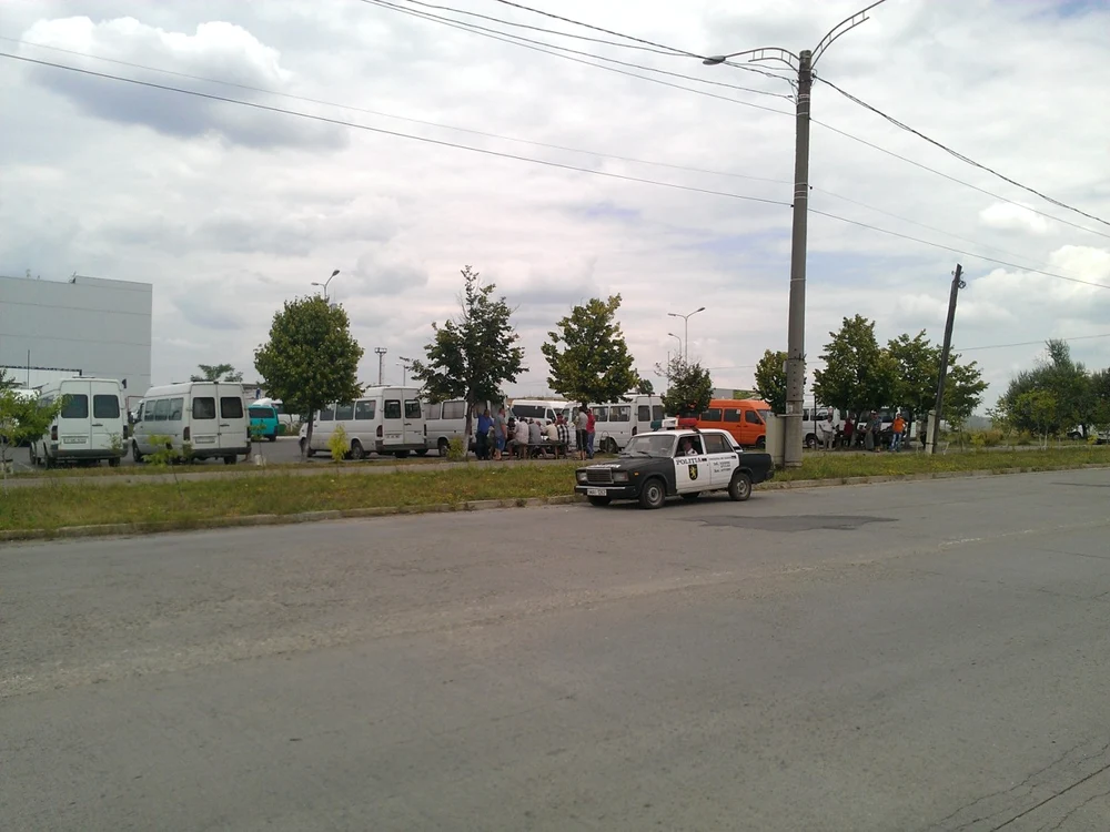 Microbuzele staţionează în staţia terminul de la Megapolis. FOTO Andrei Rizescu