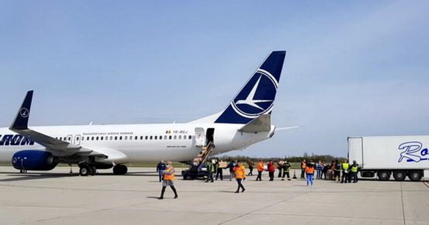 Primul Boeing 737 cu 10 tone de combinezoane, măşti, mănuşi, ochelari de protecţie, botoşei, bonete, halate impermeabile, etc,  a aterizat miercuri după-amiaza pe Aeroportul din Oradea.