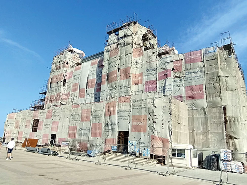 Iulie 2022 Cazinoul era  încă îmbrăcat  total în schele
