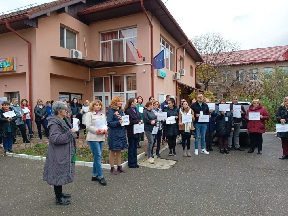 Zeci de salariați de la DSP Gorj au protestat în fața sediului Foto: Alin Ion