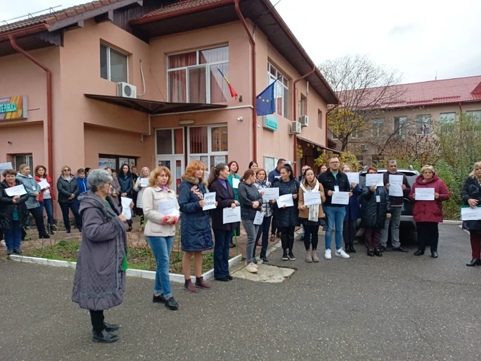 Zeci de salariați de la DSP Gorj au protestat în fața sediului Foto: Alin Ion