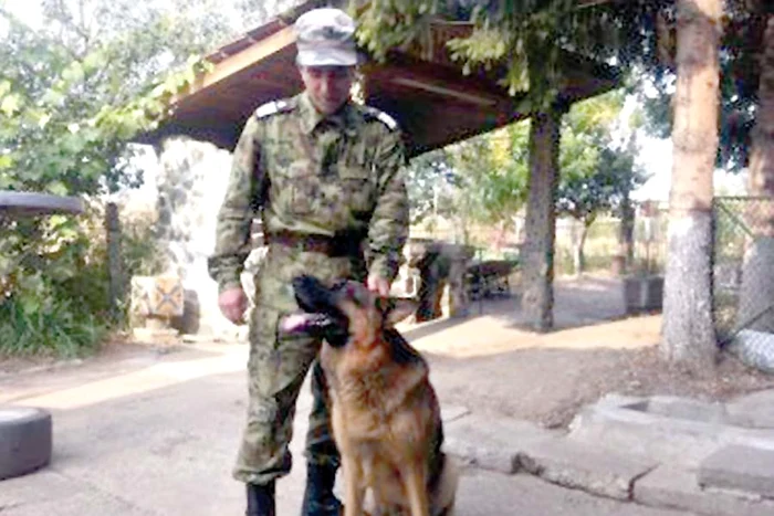 Leban, alături de antrenorul său, plutonierul Andrei Constantin (FOTO: www.ronduldesibiu.ro.)