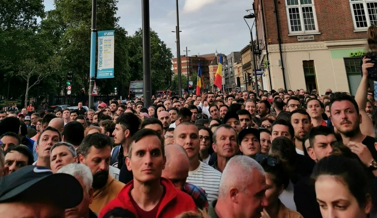 Coada la sectia de votare din Londra cu o oră înainte de închidere FOTO Marius Comper 