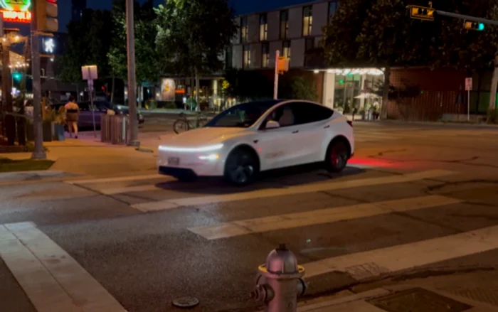 VIDEO Taxiurile fără șofer ale lui Elon Musk încalcă deja regulile de circulație: au depășit limita de viteză și au intrat pe contrasens