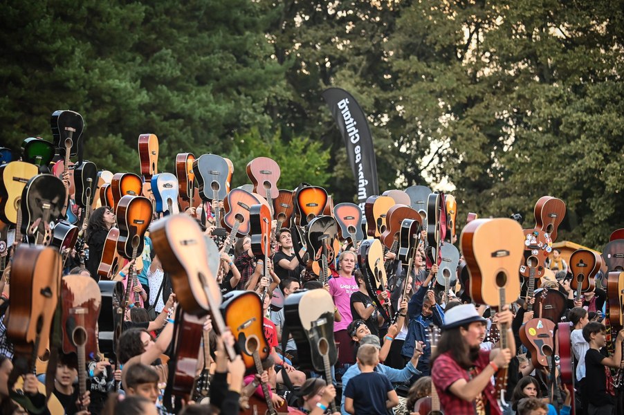 Guitar Meeting ajunge la Timișoara. Peste 350 de chitariști din toată țara vor cânta în sincron în Piața Libertății
