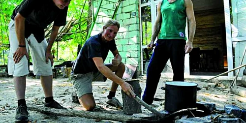Mihai Bursesc (dreapta) găzduieşte turişti care vor să experimenteze viaţa în sălbăticie. Foto: Tiberiu Stroia