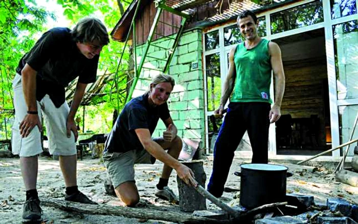 Mihai Bursesc (dreapta) găzduieşte turişti care vor să experimenteze viaţa în sălbăticie. Foto: Tiberiu Stroia