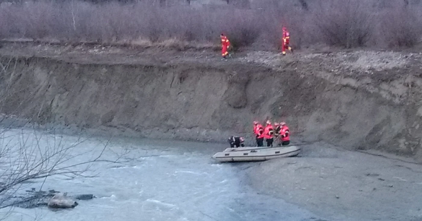 Echipele se căutători se vor ajuta de un sonar, care va fi trimis de IPJ Dâmboviţa, cu ajutorul căruia se va scana fundul râului şi se poate descoperi cadavrul