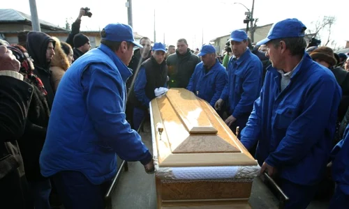 Înmormântarea Michaelei Niculescu, Mica de la Abracadabra  (Foto: Marian Iliescu / Adevărul) jpeg