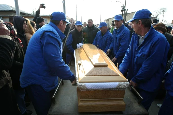 Înmormântarea Michaelei Niculescu, Mica de la Abracadabra. (Foto: Marian Iliescu / Adevărul)