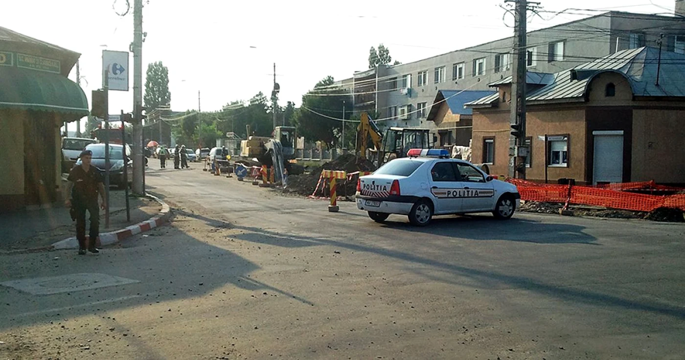 Poliţia a blocat circulaţia pe strada Transilvaniei  FOTO: Iulian Bunilă