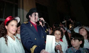 Bucureşti, 1996: Michael Jackson şi câţiva copii fericiţi jpeg