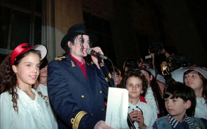 Bucureşti, 1996: Michael Jackson şi câţiva copii fericiţi