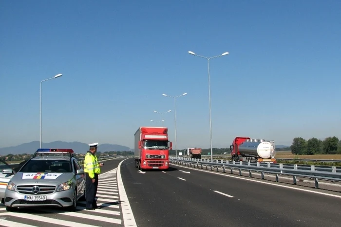 Poliţiştii supraveghează traficul rutier cu un bolid.